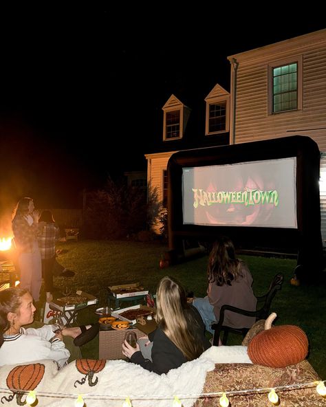 the best way to celebrate fall: 🎃🍂🍿🎥🥂🪵 Night Fall Aesthetic, Hosting Girls Night, Movie Night Outdoor, Movie Night Under The Stars, Movie Night Halloween, Autumn Bonfire, Fall Movie Night, Friendship Moments, Fall Hosting