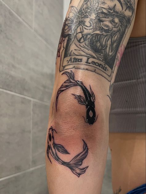 Inner Elbow Tattoos, Tato Ikan Koi, Pisces Tattoos, Tattoo Inspiration Men, Elbow Tattoos, Koi Fish Tattoo, Carpe Koi, Tattoo Style Drawings, Knee Tattoo