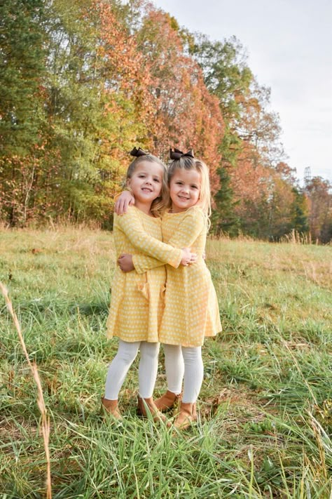 Twinning Photoshoot Ideas, Sister Fall Photoshoot Kids, Twin Photoshoot Ideas Sisters, Sisters Photo Poses, Sisters Photoshoot Poses Kids, Young Sisters Photoshoot, Little Sisters Photoshoot, Photoshoot Ideas Sisters, Twin Photoshoot Sisters