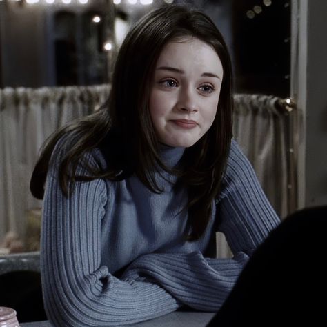 Rory Gilmore Hair, Gilmore Girls Season 1, Gilmore Rory, Rory Gilmore Style, Conrad Fisher, Gilmore Girls Quotes, Gilmore Girls Seasons, Team Logan, Cruel Summer