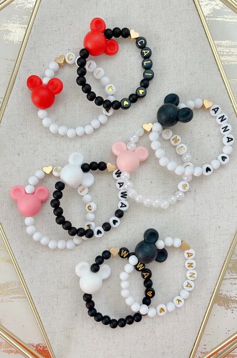 Minnie Mouse Beaded Bracelet, Disney Inspired Friendship Bracelets, Mickey Bead Bracelet, Disney Clay Bracelet, Beaded Bracelets Kids, Disney Beaded Bracelet Diy, Disneyland Bracelet Ideas, Mickey Mouse Beaded Bracelet, Kid Bracelet Ideas