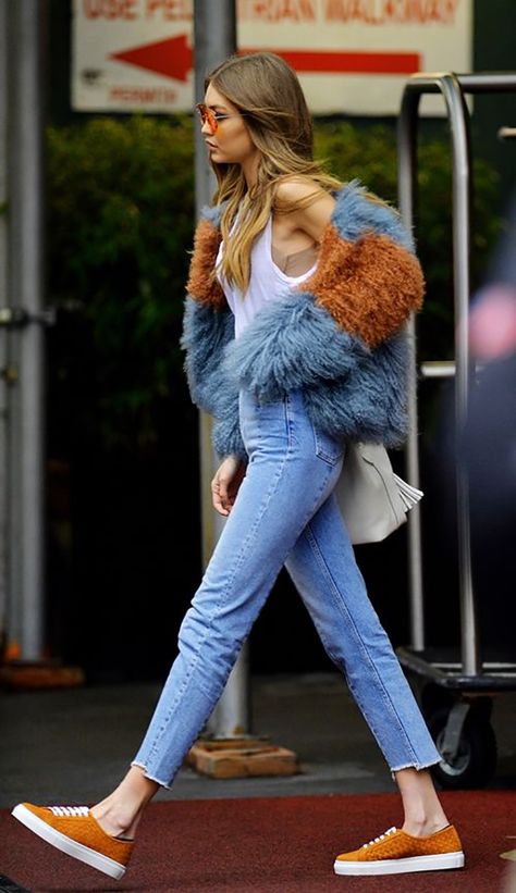 Denim On Denim, جيجي حديد, Gigi Style, Gigi Hadid Outfits, Mode Tips, Gigi Hadid Style, Blazer Outfit, Hadid Style, Looks Street Style