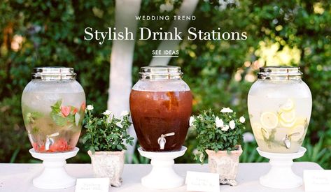 pretty-beverage-and-drink-stations-for-outdoor-weddings Wedding Drink Stations, Wedding Drink Table, Dry Wedding, Drink Stations, Wedding Drink Station, Reception Drink, Lemonade Drinks, Drink Station, Wedding Inside