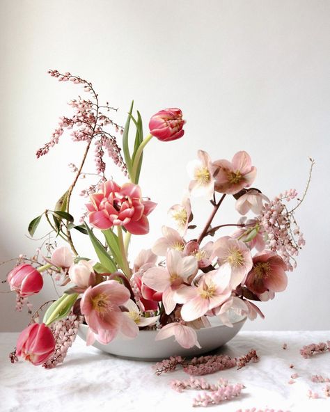 The Ultimate Guide to Spring Wedding Flowers Wedding Flowers Tulips, Tulips Arrangement, Beautiful Bridal Bouquet, Winter Wedding Bouquet, Country Garden Weddings, Flowers Tulips, Ikebana Arrangements, Ikebana Flower Arrangement, House Deco