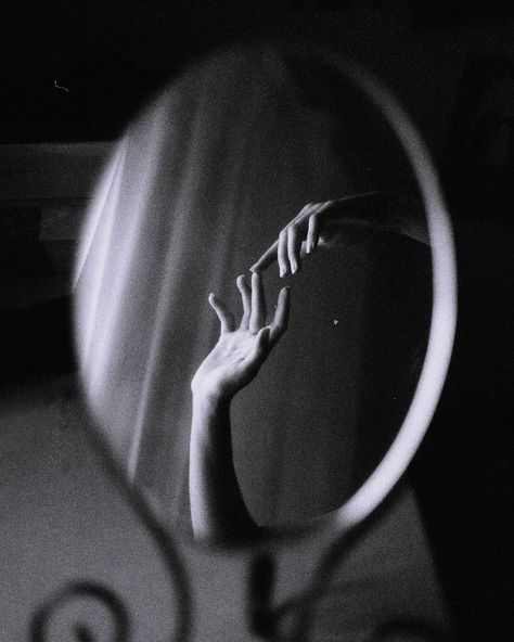 Chantal Convertini Pinhole Camera Photos, Film Noir Photography, Photography Female, Mirror Photography, Vintage Lenses, Pinhole Camera, 35mm Photography, Shadow Photography, Photography Pics