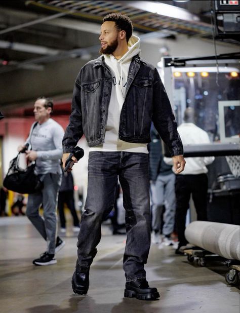 Stephen Curry Fashion, Steph Curry Outfits, Stephen Curry Style, Courtside Outfit Basketball Men, Nba Pregame Outfits, Nba Tunnel Outfits, Stephen Curry Outfit, Court Outfits, Black Men Casual Style