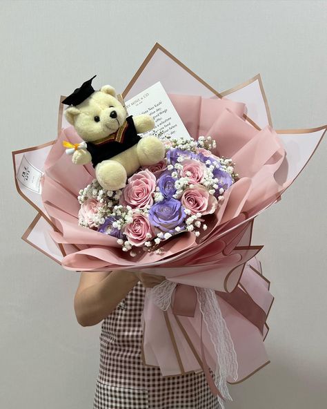 Bouquet Wisuda, Buket Graduation, Paper Bouquet Diy, Graduation Flower Bouquet, Bouquet Graduation, Basket Flower Arrangements, Graduation Bouquet, Graduation Flowers, College Graduation Cap Decoration