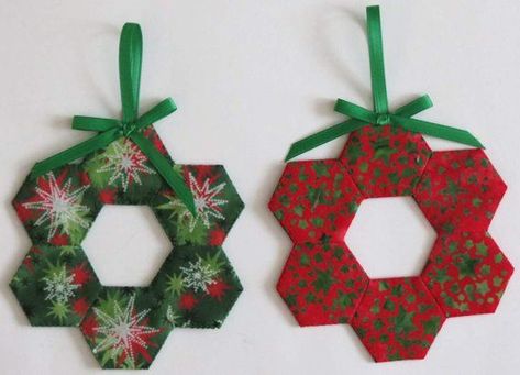 Patchwork Hexagonal, Christmas Quilting Projects, Christmas Patchwork, Christmas Sewing Projects, English Paper Piecing Quilts, Quilted Christmas Ornaments, Ribbon On Christmas Tree, Fabric Ornaments, Paper Piecing Quilts