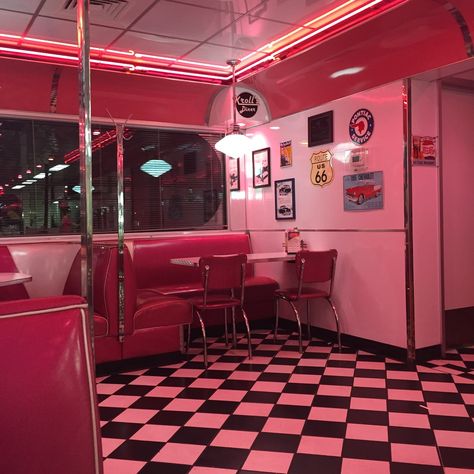 what i create is chaos Diner Aesthetic, 50s Aesthetic, 50s Diner, Red Images, Pink Inspiration, Retro Diner, American Diner, Yamagata, Aesthetic Colors