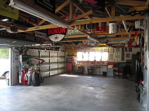 Car Garage Workshop Aesthetic, Garage Aesthetic House, Garage Astethic, Car Workshop Aesthetic, Old Garage Aesthetic, Aesthetic Car Garage, Truck Shop Garage, Mechanic Garage Aesthetic, House Garage Interior