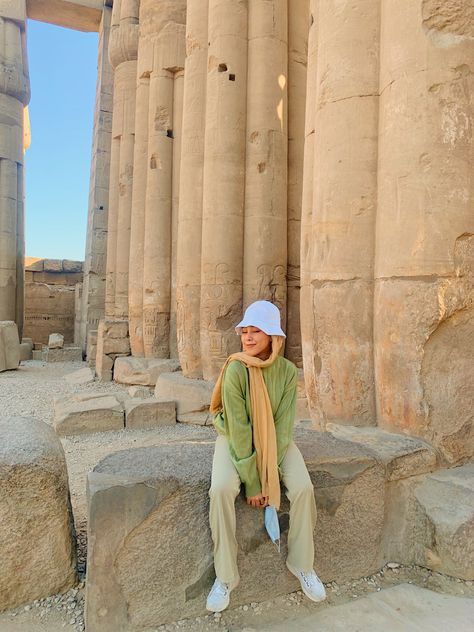 Luxor Egypt Outfit, Beige Bucket Hat Outfit, Egypt Travel Outfit, Travel Outfit Hijab, Egypt Outfit, Egypt Outfits, Beige Bucket Hat, Bucket Hat Outfit, Aesthetic Hijab