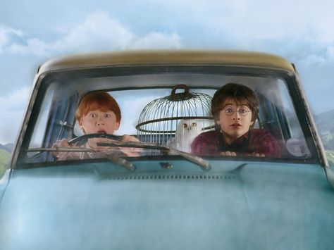 Harry Potter and the Chamber of Secrets Harry Potter Humor, Rupert Grint Ron Weasley, Harry Potter Car, Film Harry Potter, Ron And Harry, Ford Anglia, Harry Potter Scene, Chamber Of Secrets, Flying Car