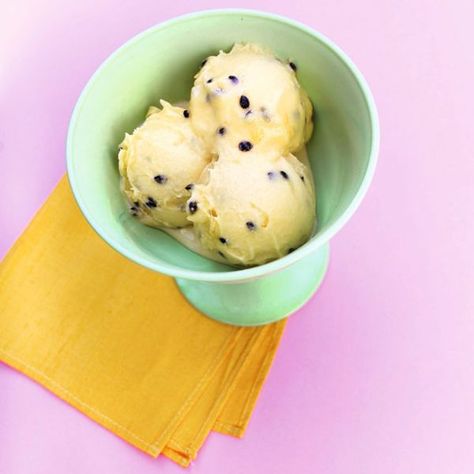 Passion Fruit Sorbet Fruit Sorbet Recipe, Passion Fruit Sorbet, Sorbet Dessert, Frozen Fruit Recipes, Passionfruit Recipes, Healthy Easy Recipes, Fruit Pudding, Sorbet Recipe, Gluten Free Ice Cream