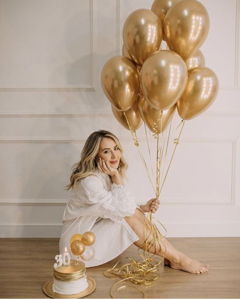 30th Birthday Decor Ideas For Women, 33 Birthday Ideas Women Pictures, Birthday Photo Shoot Poses For Women, 30th Birthday Ideas Photo Shoot, 41st Birthday Photo Shoot Ideas, Birthday Professional Photoshoot, Birthday Inspiration Photos, 30th Birthday Ideas For Women Photoshoot At Home, 30th Golden Birthday Ideas For Women