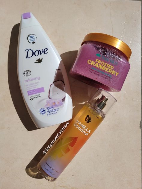 Dove Relaxing Lavender and Coconut Body Wash. With a Tree hut Frosted Cranberry Scrub and a vanilla coconut bath and body works fine Fragrance Mist. This is the ultimate shower combo to smell good all day! Unscented Body Wash, Scented Body Wash, Dove Body Wash, Homemade Makeup, Shower Products, Bath Care, Shower Skin Care, Hygiene Routine, Smell Goods