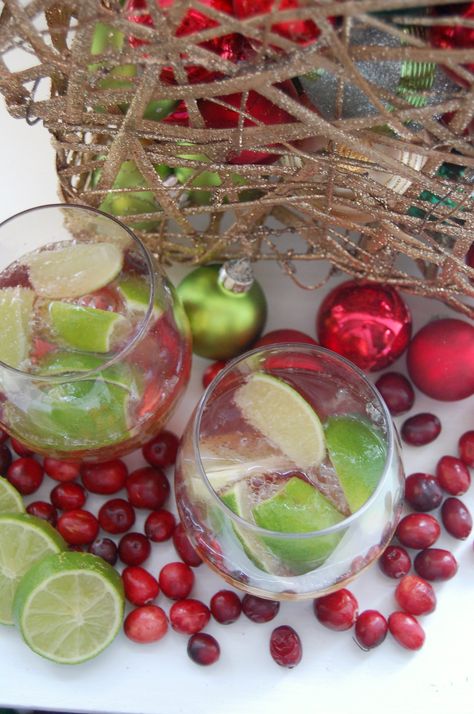 Feliz Navidad 2 Feliz Navidad Party, Holiday Sangria, Hot Fudge Cake, Easy Party Desserts, Party Food Dessert, Easy Cocktail, Slow Cooker Desserts, Autumn Recipes, Fruit Salsa