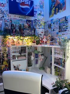 Persona 5 Bedroom, Dream Rooms Anime, Room Inspo Gaming, Persona 5 Room Decor, Room With Corner Desk, Anime Corner Room, Anime Figure Setup, Art Desk Inspiration, Figure Room Ideas