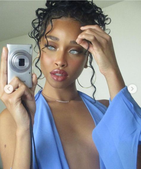 Idania Hopkin Camera Mirror Selfie, Digital Camera Selfie, Camera Selfie, Best Friends Aesthetic, Gorgeous Eyes, Box Braids Hairstyles, Pretty Eyes, Afro Hairstyles, Blue Top