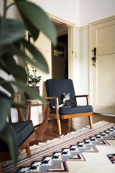 Even the cat feels at home on the lovely Danish-style armchairs! | See Why Reddit Is Freaking Out Over This Apartment | POPSUGAR Home Photo 9 Casa Retro, 1920s House, Interior Design Per La Casa, London Interior, Biophilic Design, Danish Style, Bohemian Lifestyle, Design Studios, Design Del Prodotto