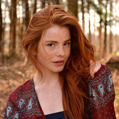 Felice <3 only the eyes Luca Hollestelle, Red Hair Brown Eyes, Red Brown Hair Color, Beautiful Freckles, Natural Red Hair, Red Hair Woman, Natural Redhead, Beautiful Red Hair, Ginger Girls