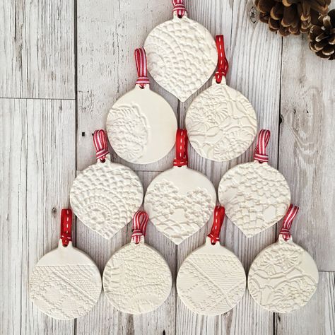 Clay Christmas Baubles, Clay Decorations Christmas, Ceramic Christmas Tree Decorations, Ceramic Xmas Decorations, Clay Xmas Decorations, Christmas Ceramics Ideas, Handmade Baubles, Ceramic Baubles, Christmas Pottery