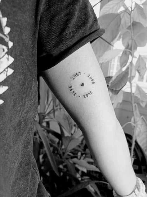 Tatoos Dates Births, Date Circle Tattoo, Circle Of Dates Tattoo, Family Date Of Birth Tattoos, Dates In Circle Tattoo, Birth Years In A Circle Tattoo, Family Birth Dates Tattoo, Dates In A Circle Tattoo, Circle Dates Tattoo