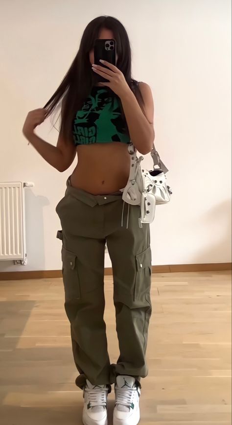 Coolest Photos, Bershka Cargo Pants, Aesthetic Makeup Looks, Persian Girl, Womens Streetwear, Matching Fits, Outfit Inso, Nova Skin, Cargo Pants Outfit