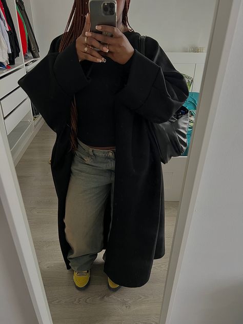 Ling black trench-coat outfif jeans jordan 4 Trench Black Coat Outfit, Long Coat Outfit Black Women, Outfit Manteau Long Noir, Plus Size Trench Coat Outfit, Jeans Trench Coat Outfit, Black Trench Coat Outfits, Long Black Trench Coat Outfit, Outfit Manteau Long, Black Trench Outfit