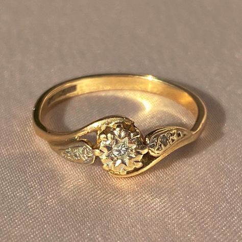 Vintage 9k Diamond Swirl Ring Celestial Engagement Ring, Swirl Diamond Ring, Vintage Gold Rings, Cute Engagement Rings, Future Engagement Rings, Swirl Ring, Dream Engagement Rings, Jewelry Lookbook, Wedding Rings Vintage