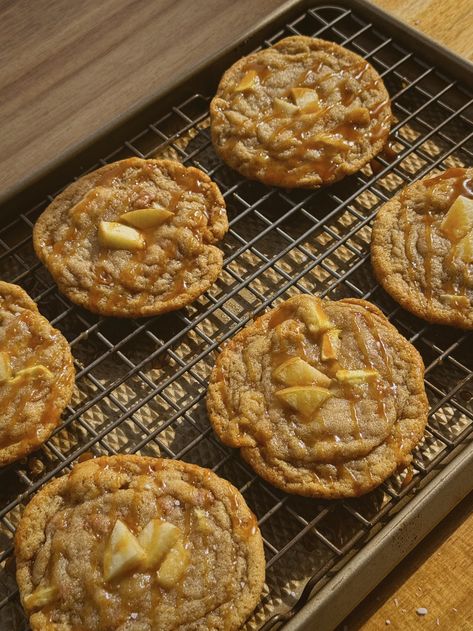 Caramel Apple Pie Cookies Carmel Apple Oat Cookies, Carmel Apple Pie Cookies Recipes, Apple Caramel Cookies, Apple Pie Cookies Recipe, Apple Pie Cookie, Caramel Apple Pie Cookies, Caramel Cookies Recipes, Apple Pie Cookie Recipe, Caramel Apple Cookies