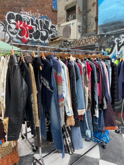 Flea Market Fashion, Nyc Flea Market, Flea Market Nyc, Flea Market Outfit, Shopping Aesthetics, Flea Market Aesthetic, Thrift Market, Thrift Aesthetic, Small Market