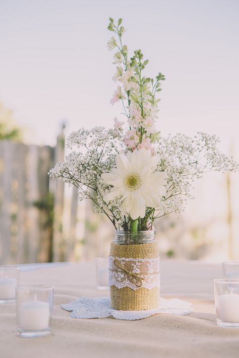 Simple DIY Baby's Breath and Daisy Centerpieces Lace Wedding Centerpieces, Daisy Centerpieces, Burlap Wedding Decorations, Boho Centerpiece, Rustic Burlap Wedding, Burlap Lace Wedding, Deco Champetre, Rustic Wedding Decorations, Tafel Decor