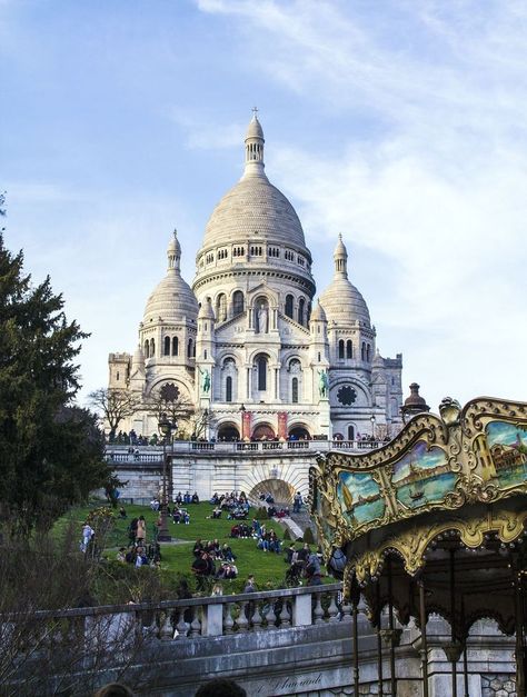 A first timer's guide to Paris! What to see, where to stay, and all the tips you'll need! Paris Tourist, France Itinerary, Montmartre Paris, Paris Tours, Paris Photography, Paris City, Tourist Places, Famous Places, Montmartre