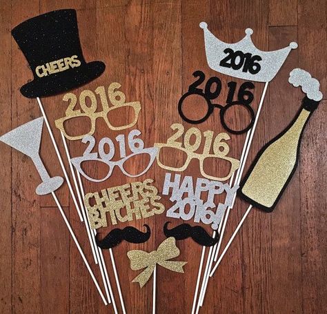 idee regalo 2017 www.kepago.it Henny Bottle, New Years Eve Photo Booth, Photo Booth Decorations, Happy New Year Decoration, Silvester Diy, Nye Decorations, New Year Diy, Photo Area, Party New Year