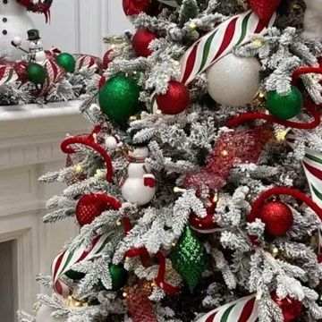 Red Green Gold White Christmas Tree, Christmas Tree Red Green And White, Green White And Red Christmas Tree, Red White And Green Christmas Tree Ideas, Red Green White Christmas Decor, Red And Green Christmas Tree Decorations, Red Green And White Christmas Tree, Red White And Green Christmas Tree, Red White Green Christmas Tree