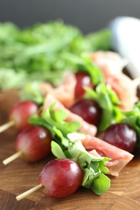 Grape and Prosciutto Skewers Appetizer Recipe Melon And Proscuitto, Prosciutto Skewers, Grape Appetizers, Prosciutto Appetizer, Fresh Appetizers, Skewer Appetizers, Italian Appetizers, Snack Foods, Christmas Menu