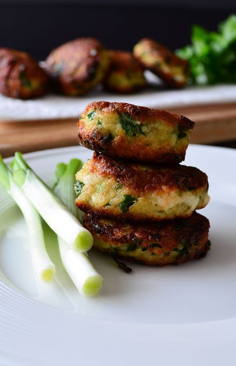 Leftover Bread And Cheese Patties | patties made wth leftover bread, cheese and green onions | giverecipe.com Leftover Bread Recipes, Cheese Patties, Bread Cheese, Leftover Bread, Stale Bread, Think Food, Starters Recipes, Milk Recipes, Appetizer Snacks