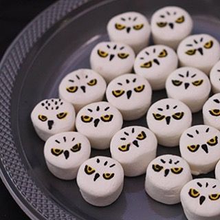 Harry Potter Marshmallows, Harry Potter Party Treats, Harry Potter Treat Ideas, Harry Potter Candy Ideas, Hedwig Cupcakes, Harry Potter Inspired Snacks, Harry Potter Snacks Easy, Harry Potter Party Ideas Food, Harry Potter Snacks Ideas