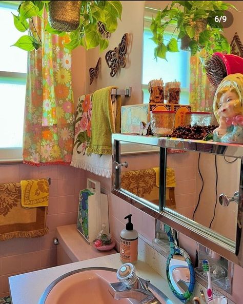 Bedroom Maximalist Vintage, Vintage 1950 Bathrooms, Eclectic Bohemian Bathroom, Cluttered Bathroom Aesthetic, 70s Boho Bathroom, Bathroom Cute Ideas, Funky Bathroom Aesthetic, Homco Home Interiors Vintage, Vintage Maximalist Bathroom