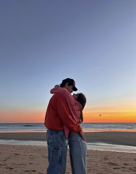 photo idea, candid photo idea, couple photo idea, aesthetic, photo idea, sunset, couple goals Couples On The Beach, Couple Beach Photos, Goals Aesthetic, Beach Selfie, Candid Photo, Beach Instagram Pictures, Bff Poses, Anniversary Photoshoot, Couple Selfies