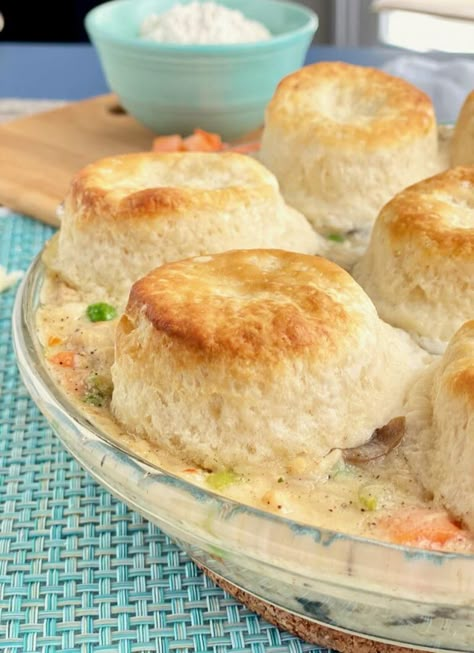 Easy biscuit chicken pot pie recipe that is loaded with veggies, chicken and a heavenly creamy gravy. On the table in 30 minutes! Leftover Chicken Breast Recipes, Biscuit Chicken Pot Pie, Easy Biscuit, Frozen Biscuits, Chicken Pot Pie Casserole, Creamy Chicken Recipes, Chicken Pot Pie Recipe, Leftover Recipes, Chicken Pot Pie Soup