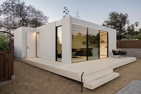 Backyard Rental Home | Cover | Archinect Prefab Buildings, Interior Minimalista, California Living, Container House Plans, Casa Container, Prefabricated Houses, Container House Design, Los Angeles Homes, Modular Homes