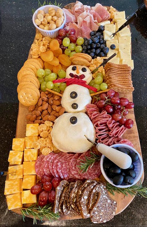 Make Ahead Christmas Appetizers, Christmas Finger Foods, Fun Holiday Food, Jul Mad, Christmas Buffet, Christmas Platter, Christmas Recipes Appetizers, Charcuterie Inspiration, Party Food Platters