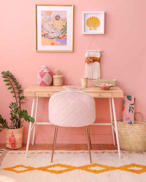 Baba Souk on Instagram: “Your home office can be SMALL and INSPIRING 💓 My tips include: ✔️Paint a wall in your fave colour 💕 ✔️Find a small desk that has drawers…” Chambre Aestethic, Colourful Carpet, Joyful Aesthetic, Pink Office Decor, Girly Office, Pink Office, Yellow Room, Colorful Space, Girl’s Room