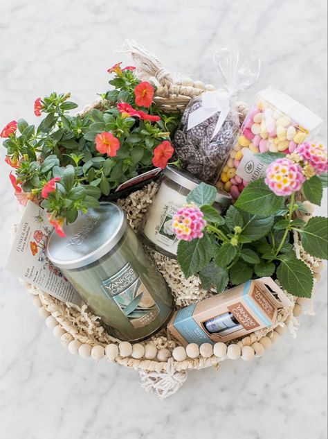 Gift Basket With Plant, Flower Pot Gift Basket, Spring Gift Basket Ideas For Women, Spring Basket Ideas, Spring Gift Basket Ideas, Teacher Appreciation Basket, Teacher Appreciation Gift Basket, Spring Gift Basket, Appreciation Gift Basket