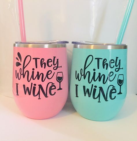 Cups With Vinyl Cute Ideas, Cups With Vinyl, Traveling Vineyard, Mom Wine Glass, Wine Glass Sayings, Gold Tumbler, Wine Photography, Christmas Metal, Wine Mom