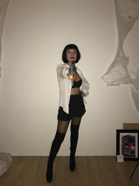 Easy Halloween Costumes Black Hair, Mis Wallace Costume, Halloween Costumes With Black Boots, Disfraz Mia Wallace, Black Outfit Halloween Costume, 2016 Halloween Costumes, Mia Wallace Halloween Costume, Mia Wallace Costume, Halloween Costumes Brunette