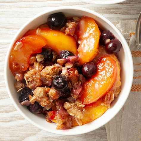 Peach Blueberry Crisp Peach Blueberry Crisp, Blueberry Crisp Recipe, Peach Crisp Recipe, How To Peel Peaches, Blueberry Crisp, Peach Blueberry, Peach Crisp, Fruit Crisp, Blueberry Cobbler