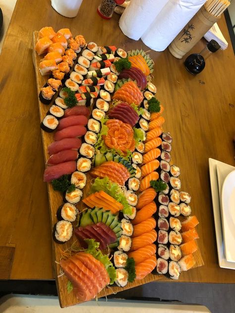 Sushi Platter Ideas, Sushi Platter Aesthetic, Sushi Board, Sushi Recipes Homemade, Sushi Platter, Food Tech, Läcker Mat, Sushi Recipes, Healthy Food Motivation