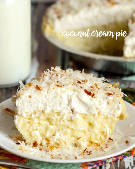 A delicious recipe for Coconut Cream Pie that has an amazing coconut pudding layer, cool whip layer and topped with toasted coconut shreds. Awesome dessert recipe! Best Coconut Cream Pie, Coconut Cream Pie Recipes, Dessert Oreo, Coconut Pudding, Coconut Desserts, Coconut Pie, Brownie Desserts, Cream Pie Recipes, Coconut Cream Pie